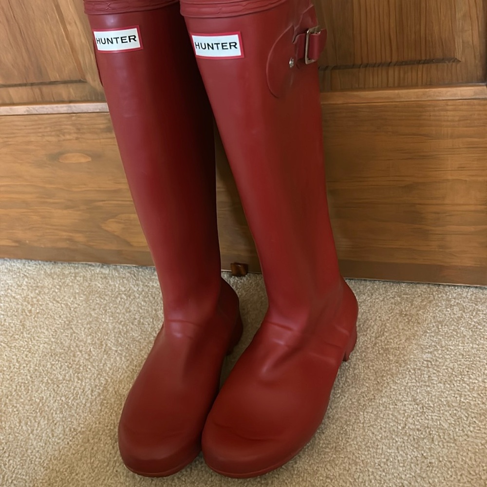 Women’s red hunter rain boots size 7.5
